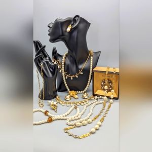 Offering a curated selection of vintage-inspired pearl jewelry at discounted pri